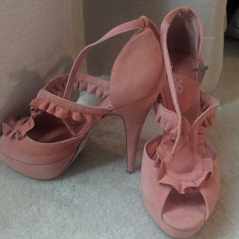 Aldo ruffled heels, size 9
